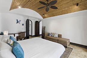 Ocean-view Flamingo Palace With Stone Courtyard and Giant Infinity Poo