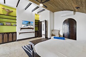 Ocean-view Flamingo Palace With Stone Courtyard and Giant Infinity Poo