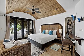 Ocean-view Flamingo Palace With Stone Courtyard and Giant Infinity Poo