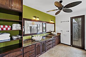 Ocean-view Flamingo Palace With Stone Courtyard and Giant Infinity Poo