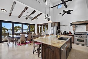 Ocean-view Flamingo Palace With Stone Courtyard and Giant Infinity Poo