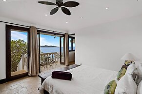 Ocean-view Flamingo Palace With Stone Courtyard and Giant Infinity Poo