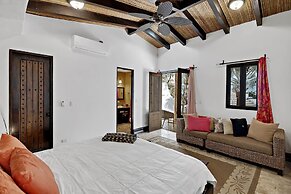 Ocean-view Flamingo Palace With Stone Courtyard and Giant Infinity Poo