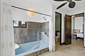 Ocean-view Flamingo Palace With Stone Courtyard and Giant Infinity Poo