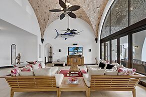 Ocean-view Flamingo Palace With Stone Courtyard and Giant Infinity Poo