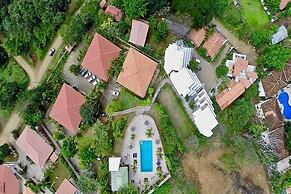 2BD Beauty With Big Pool - Walk to Beach