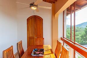 2BD Beauty With Big Pool - Walk to Beach