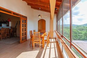 2BD Beauty With Big Pool - Walk to Beach