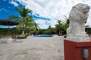 2BD Beauty With Big Pool - Walk to Beach