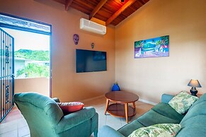 2BD Beauty With Big Pool - Walk to Beach