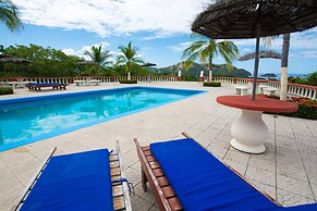 2BD Beauty With Big Pool - Walk to Beach