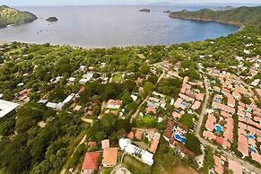 2BD Beauty With Big Pool - Walk to Beach