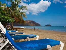 2BD Beauty With Big Pool - Walk to Beach