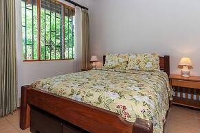 2BD Beauty With Big Pool - Walk to Beach