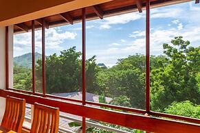 2BD Beauty With Big Pool - Walk to Beach