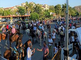 2BD Beauty With Big Pool - Walk to Beach