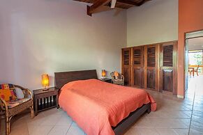 2BD Beauty With Big Pool - Walk to Beach