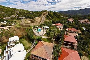 2BD Beauty With Big Pool - Walk to Beach