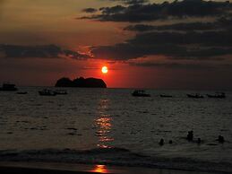 2BD Beauty With Big Pool - Walk to Beach