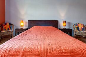 2BD Beauty With Big Pool - Walk to Beach