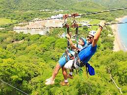 2BD Beauty With Big Pool - Walk to Beach