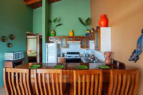 2BD Beauty With Big Pool - Walk to Beach