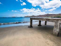 2BD Beauty With Big Pool - Walk to Beach