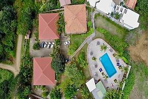 2BD Beauty With Big Pool - Walk to Beach