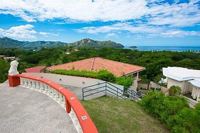 2BD Beauty With Big Pool - Walk to Beach