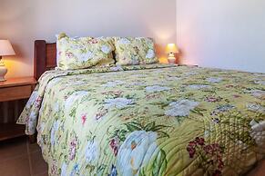 2BD Beauty With Big Pool - Walk to Beach