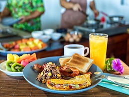 2BD Beauty With Big Pool - Walk to Beach