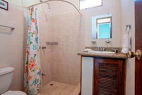 2BD Beauty With Big Pool - Walk to Beach