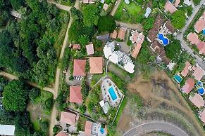 2BD Beauty With Big Pool - Walk to Beach