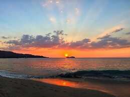 Hotel-style Ocean-view Unit in Flamingo With Pool