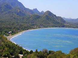 Hotel-style Ocean-view Unit in Flamingo With Pool