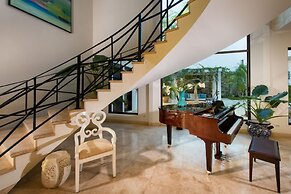 Giant Luxurious Mansion in Flamingo With Pool and Sumptuous Ocean View