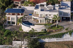 Giant Luxurious Mansion in Flamingo With Pool and Sumptuous Ocean View