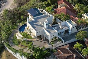 Giant Luxurious Mansion in Flamingo With Pool and Sumptuous Ocean View