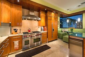 Giant Luxurious Mansion in Flamingo With Pool and Sumptuous Ocean View