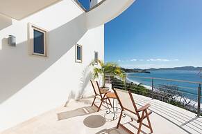 Giant Luxurious Mansion in Flamingo With Pool and Sumptuous Ocean View