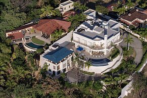 Giant Luxurious Mansion in Flamingo With Pool and Sumptuous Ocean View
