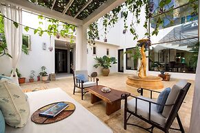 Giant Luxurious Mansion in Flamingo With Pool and Sumptuous Ocean View