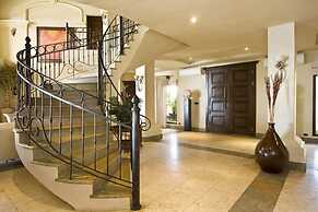 Extravagant Beachfront Mansion in Flamingo - Second to None