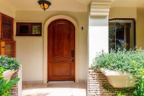 Exquisitely Adorned Luxury Unit Right on Flamingo Beach Sleeps 6