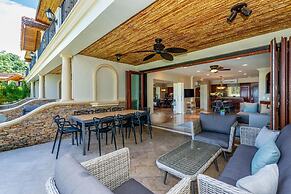 Exquisitely Adorned Luxury Unit Right on Flamingo Beach Sleeps 6