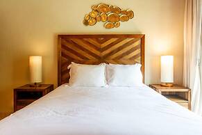 Exquisitely Adorned Luxury Unit Right on Flamingo Beach Sleeps 6