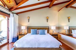 Exquisitely Adorned Luxury Unit Right on Flamingo Beach Sleeps 6