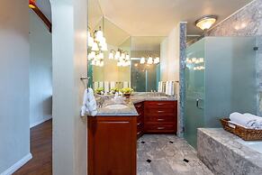 Exquisitely Adorned Luxury Unit Right on Flamingo Beach Sleeps 6