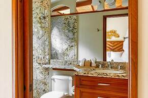 Exquisitely Adorned Luxury Unit Right on Flamingo Beach Sleeps 6