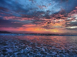 Exquisitely Adorned Luxury Unit Right on Flamingo Beach Sleeps 6